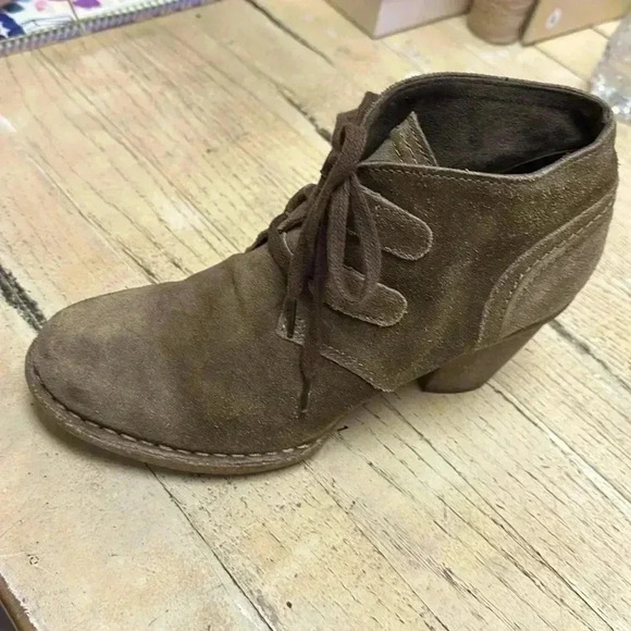 CLARKS - WOMENS CARLETA LYON LOW BOOT SIZE 8 - Picture 2 of 9